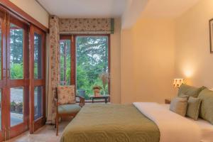 sypialnia z łóżkiem i oknem w obiekcie Jais Cottage A Charming Hideaway w mieście Shimla