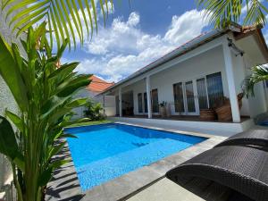 Bazén v ubytování The Jangkar Canggu Guesthouse & Villa nebo v jeho okolí