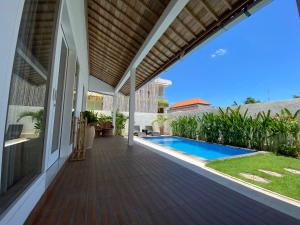 Bazén v ubytování The Jangkar Canggu Guesthouse & Villa nebo v jeho okolí