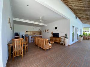 TV a/nebo společenská místnost v ubytování The Jangkar Canggu Guesthouse & Villa
