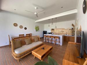 Kuchyň nebo kuchyňský kout v ubytování The Jangkar Canggu Guesthouse & Villa