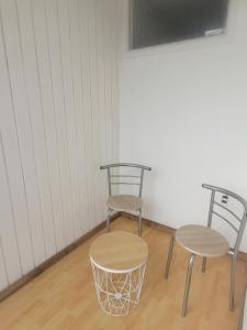 - deux chaises et un panier de basket dans la chambre dans l'établissement C&C TALTAL, à Taltal