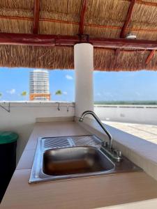 fregadero en una cocina con ventana en Coco Luxury Loft, en Cancún