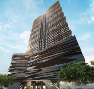 ein hohes Gebäude mit einem großen Gebäude in der Unterkunft Pavillion @ 8 Kia Peng #10mins walk Pavillion klcc in Kuala Lumpur