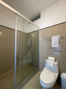 y baño con aseo y ducha acristalada. en Coco Luxury Loft, en Cancún