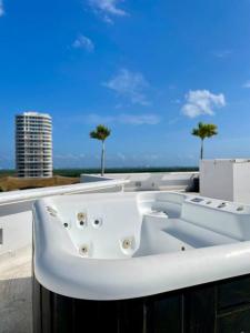 bañera blanca en la parte superior de un edificio en Coco Luxury Loft, en Cancún