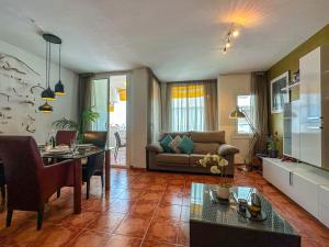 uma sala de estar com um sofá e uma mesa em Sira House by Hello Homes Sitges em Sitges