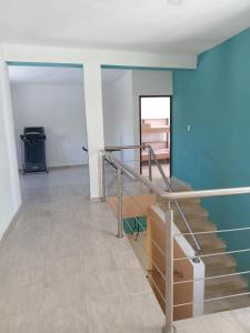 eine Treppe in einem Zimmer mit blauer Wand in der Unterkunft Casa Alegre Yucatan in Kanasín