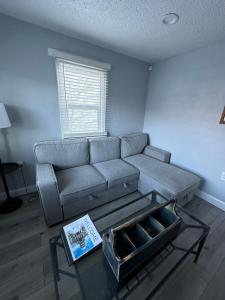 Quiet retreat, minutes from highway and downtown的休息区