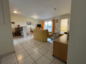 PublierにあるAppartement familial avec piscine, wifi et parking - FR-1-498-104のソファとテーブルのあるリビングルーム +2枚の写真