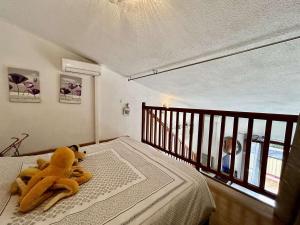 ein ausgestopfter Teddybär auf einem Bett in der Unterkunft Appartement Sainte-Maxime, 2 pièces, 4 personnes - FR-1-226-541 in Sainte-Maxime