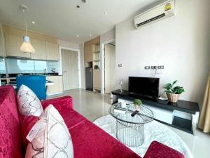 sala de estar con sofá rojo y mesa en Grand Caribbean Condo Resort Pattaya 19 floor en Pattaya South