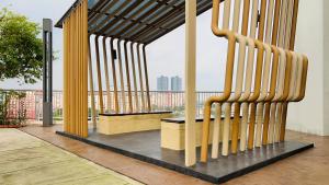 een houten bank met uitzicht op de stad bij Sunway Greenfield Residence 3R2B w/Netflix in Petaling Jaya