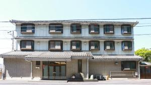甲贺ホテル古城的一座建筑,前面有一位女人