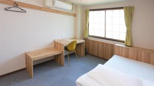 甲贺ホテル古城的客房设有书桌、床和窗户。