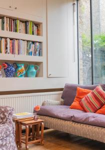 - un salon avec un canapé et une table dans l'établissement Beautiful Mews House - Notting Hill (pbm), à Londres