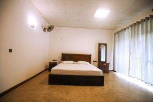 מיטה או מיטות בחדר ב-Tharidu Hotel Dankotuwa