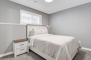 מיטה או מיטות בחדר ב-Brand New Modern Escape