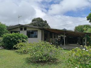 Casa blanca pequeña con porche en Pension Taitaa Tubuai en Tubuai