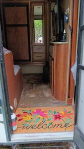 una puerta abierta a una cocina con una alfombra en el suelo en Howland's Hideout en Sampson