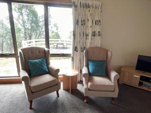 2 sillas y una mesa en la sala de estar en Mountain Tranquility, en Mount Tomah