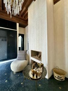 ein Wohnzimmer mit einem Couchtisch und einem Sofa in der Unterkunft Riad LallaBaya in Marrakesch