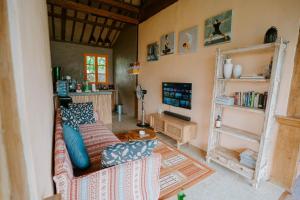 ein Wohnzimmer mit einem Sofa und einem Tisch in der Unterkunft Ravelyn House in Silebeng