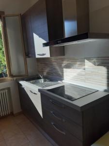 una cocina con fregadero y encimera en Ozz Angel, en Ozzano dell'Emilia