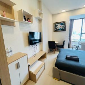 een kleine kamer met een bed en een tv. bij Mark Apartment - Millennium Masteri in Ho Chi Minh-stad