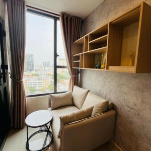 een woonkamer met een bank en een tafel bij Mark Apartment - Millennium Masteri in Ho Chi Minh-stad