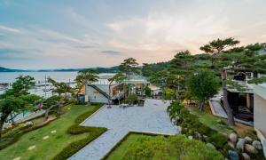 固城郡的住宿－Goseong hansan marina，享有带庭院的房屋的空中景致