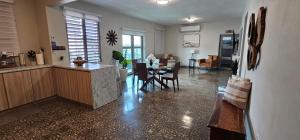 cocina y sala de estar con mesa y sillas en Casa Aroma Di Caffee en Yauco