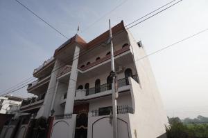 ein großes weißes Gebäude mit vielen Fenstern in der Unterkunft hotel banaras darbar in Kakarmatha