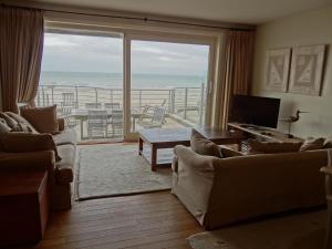 - un salon avec vue sur l'océan dans l'établissement Casino ABA0104 with beautiful sea views, à Nieuport