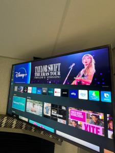 TV de pantalla plana con una presentación en vídeo en Petite Manufactured unit with Large Queen Bed - 2 Tvs, en Hollywood