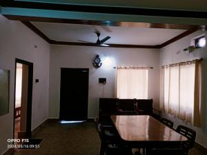 una camera con tavolo, sedie e soffitto di Streaming Valley Independent Coffee Estate Stay a Madikeri