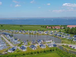 una vista aérea de un puerto con casas y agua en Modern chalet on the water at a holiday park, en Wemeldinge