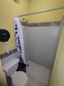 y baño pequeño con aseo y ducha. en NovHotel, en Comalcalco