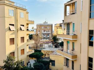 uma vista aérea de edifícios numa cidade em Vacanze Romane em Lido di Ostia