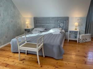 Un pat sau paturi într-o cameră la Kliff Butiik Majutus ja Restoran