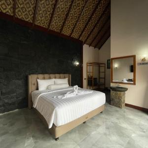 Un pat sau paturi într-o cameră la Namira Paradise Garden