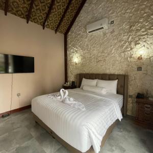 Un pat sau paturi într-o cameră la Namira Paradise Garden