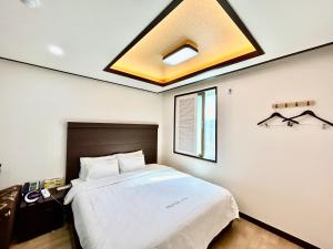 Prada motel客房内的一张或多张床位