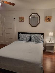 Ένα ή περισσότερα κρεβάτια σε δωμάτιο στο Large Studio1 Bedroom Or 2 BR Apartment Nr Ocean Center Main St Walk To Beach