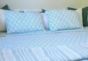 Katil atau katil-katil dalam bilik di Damaka 6 Guest BeachFront Pool Apt at Isabela, PR