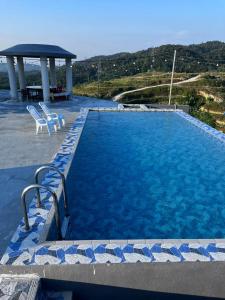 einen Pool mit zwei Stühlen und einem Pavillon in der Unterkunft Hakka Holiday Home in Lengging