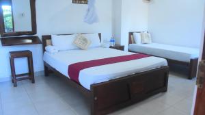 Un pat sau paturi într-o cameră la Wild Elephants Safari Resort