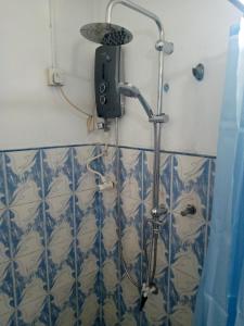 eine Dusche mit Duschkopf im Bad in der Unterkunft Maliga Inn in Gampola
