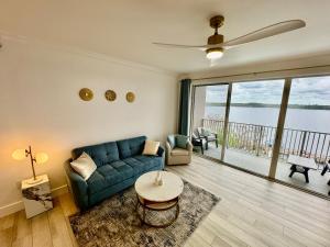 ein Wohnzimmer mit einem Sofa und einem Tisch in der Unterkunft Balcony King Suite - Lake & Pool view in Orlando