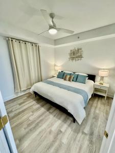 ein Schlafzimmer mit einem großen Bett mit blauen Kissen in der Unterkunft Balcony King Suite - Lake & Pool view in Orlando